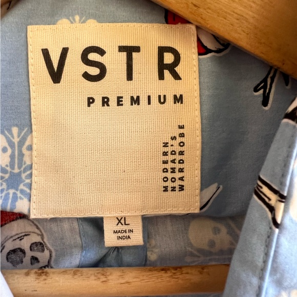 NWT VSTR PREMIUM Men’s Buttoned Down Shirt Size XL Light Blue Skull Snowmen - Picture 2 of 8